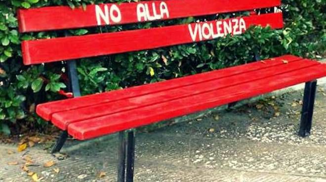 Barcellona. Al Parco Maggiore La Rosa s'inaugura la panchina rossa,  dedicata alle donne vittime di violenza