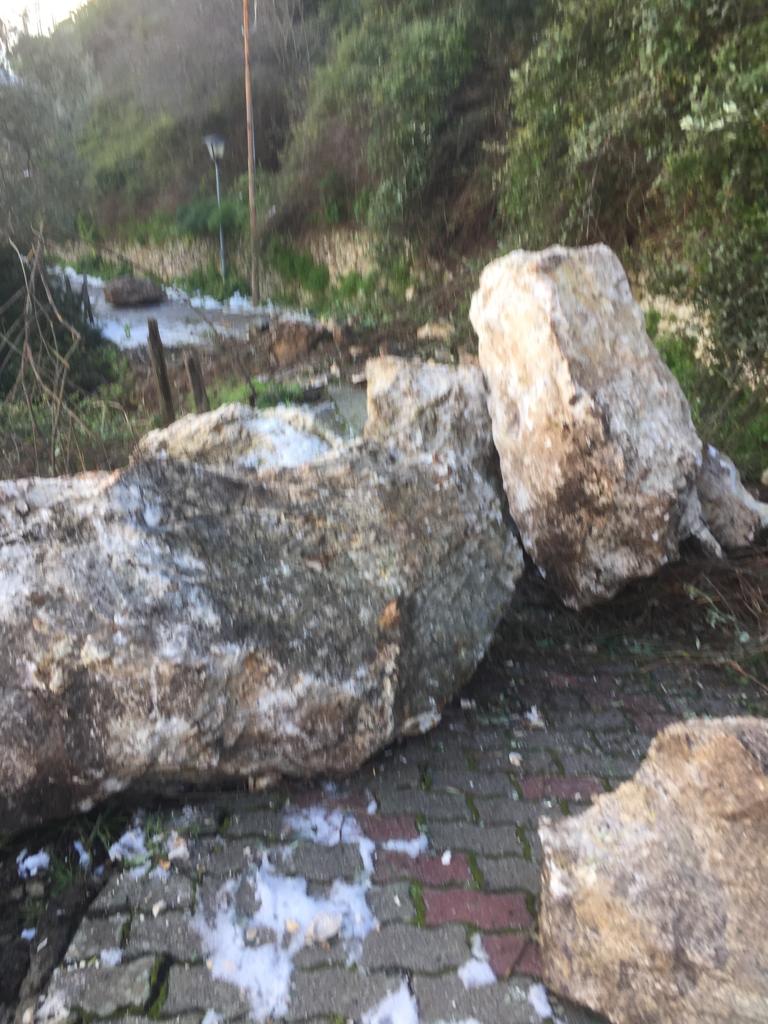 Castelmola rischia di restare isolata per una frana