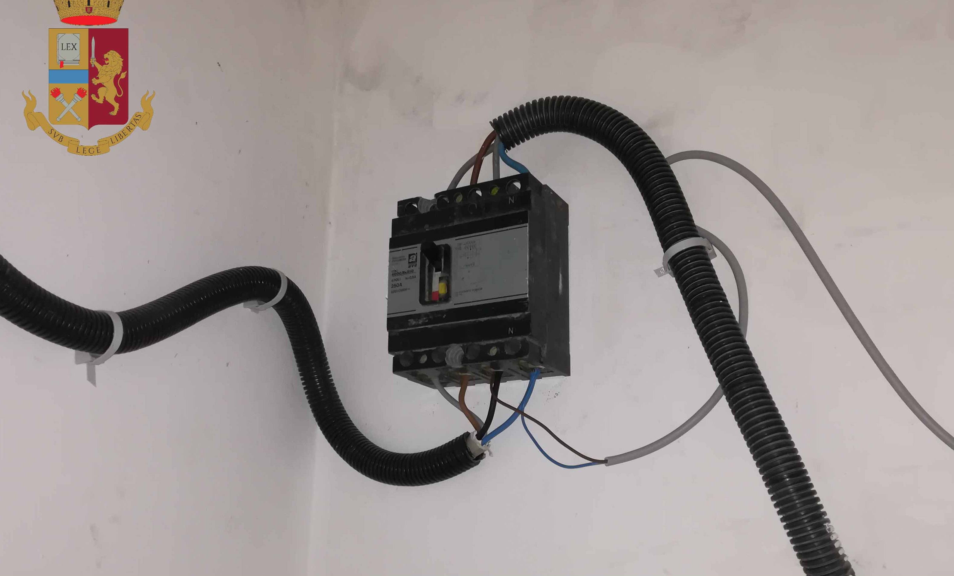 Furto di energia elettrica, commerciante di Barcellona finisce in manette