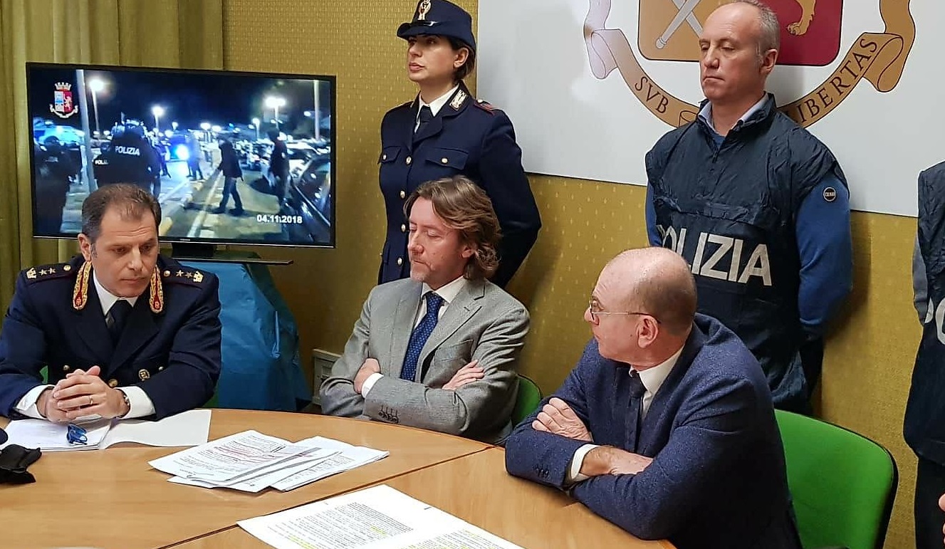 Guerriglia tra tifosi all'imbarcadero: raffica di arresti