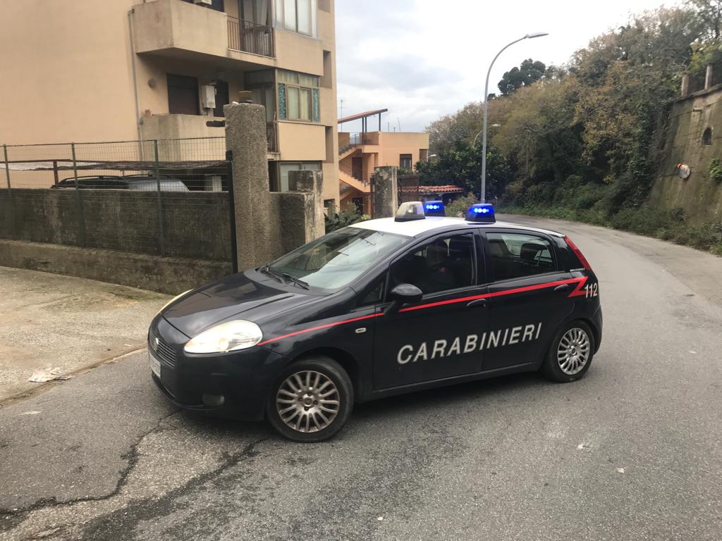 Maltrattamenti ai familiari e minacce a pubblico ufficiale, 23enne arrestato dai carabinieri
