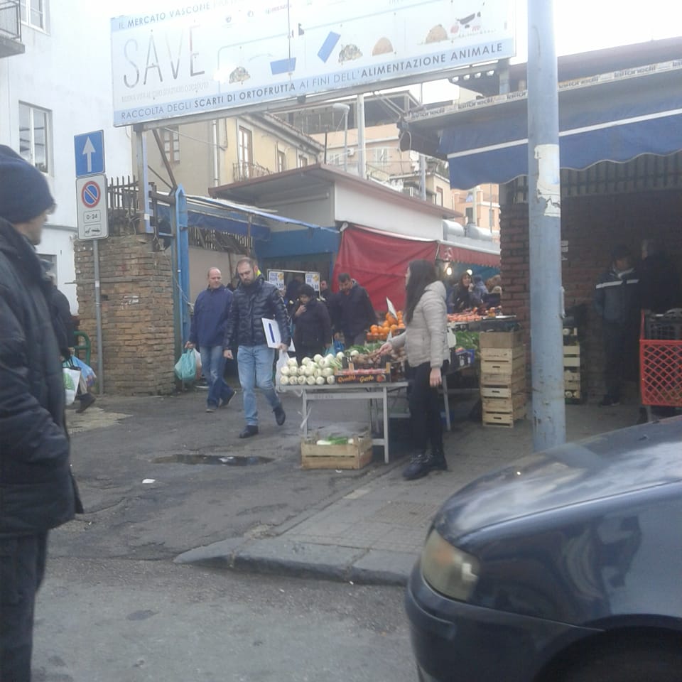 Blitz davanti al mercato "Vascone", prosegue la rimozione delle bancarelle abusive