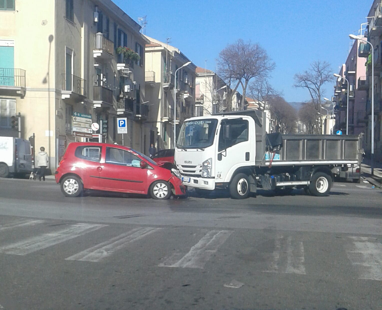 Auto contro furgone in via La Farina