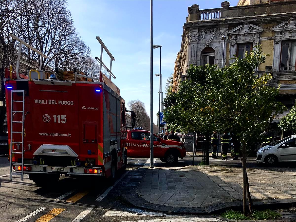 Crollano calcinacci, titolare del bar "Fumia" finisce in ospedale