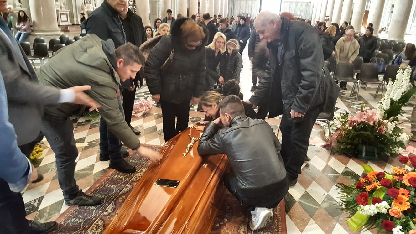Omicidio Alessandra, la folla grida: "Ergastolo, ergastolo"