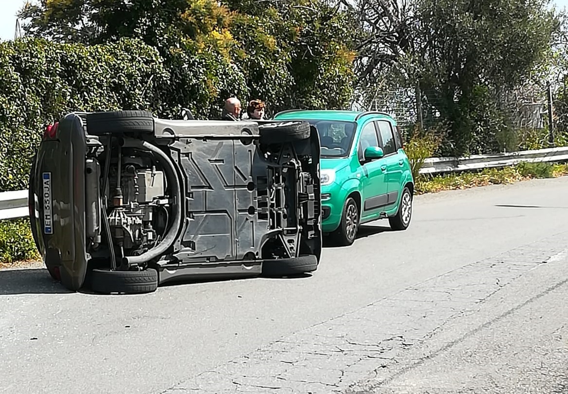 Auto si ribalta a Faro Superiore, due feriti
