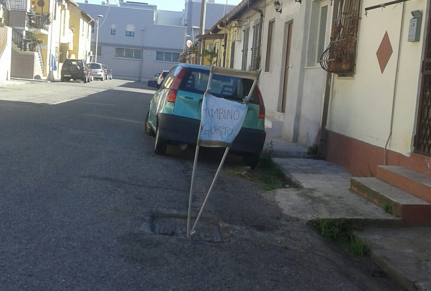 Via Arbitrio dello zucchero: cartello improvvisato indica botola fatiscente