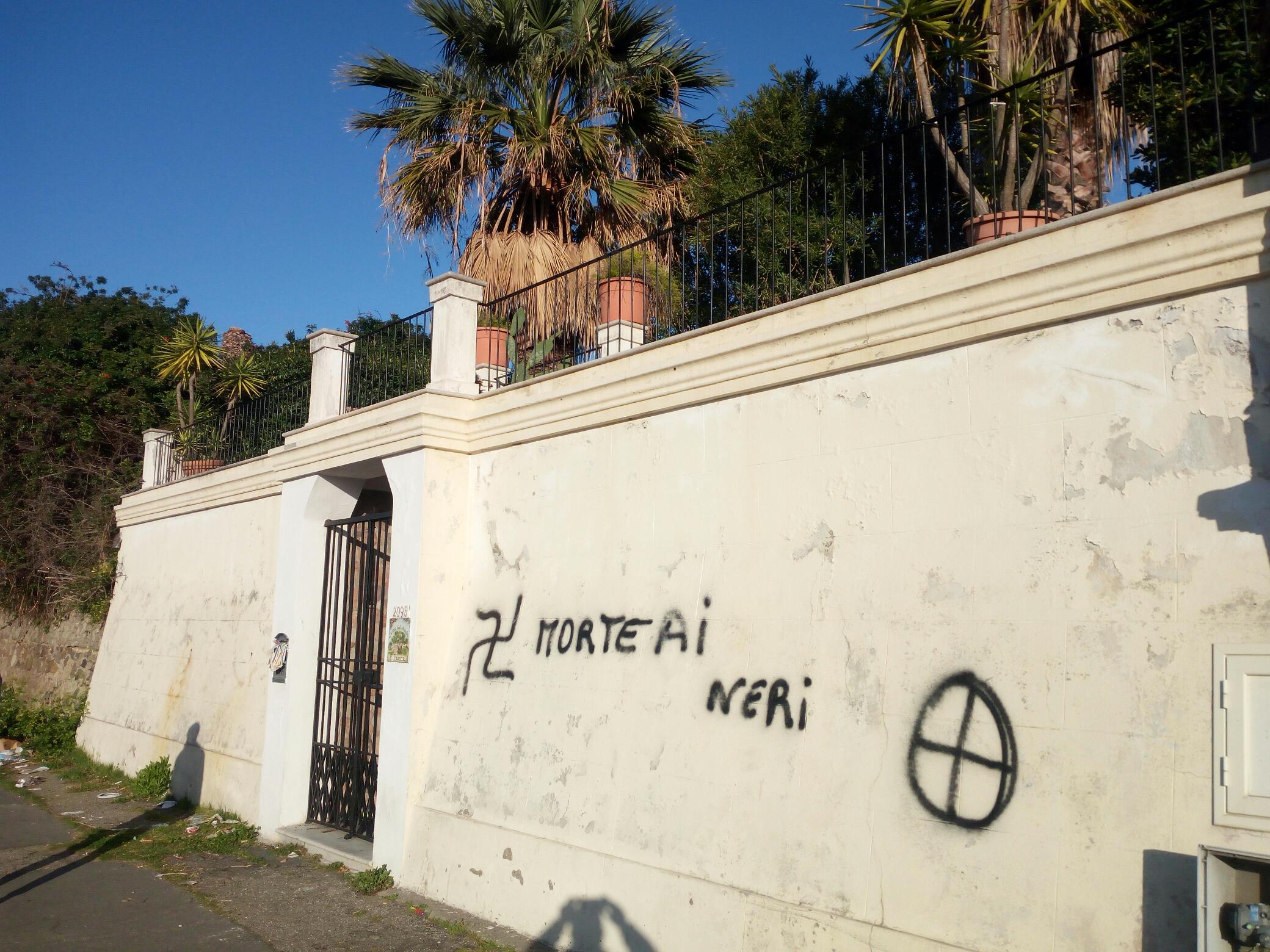 Scritte razziste, ignobile gesto nella riviera nord