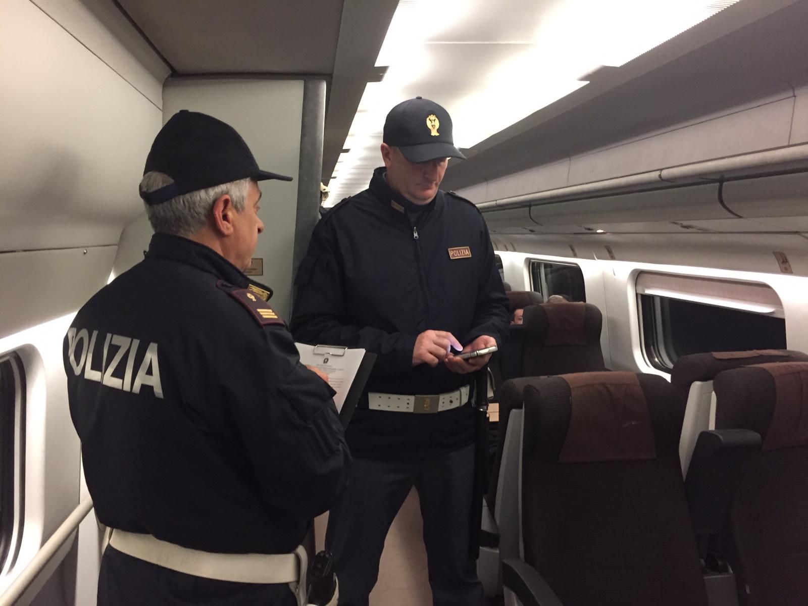 Si aggrappa a un treno in transito: gambiano finisce in manette