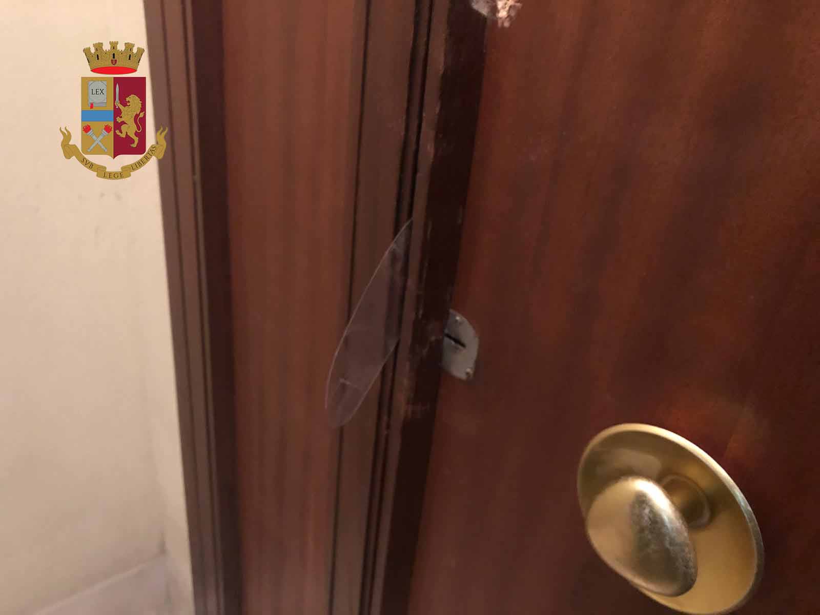 Cercano di intrufolarsi in un appartamento: arrestati due georgiani