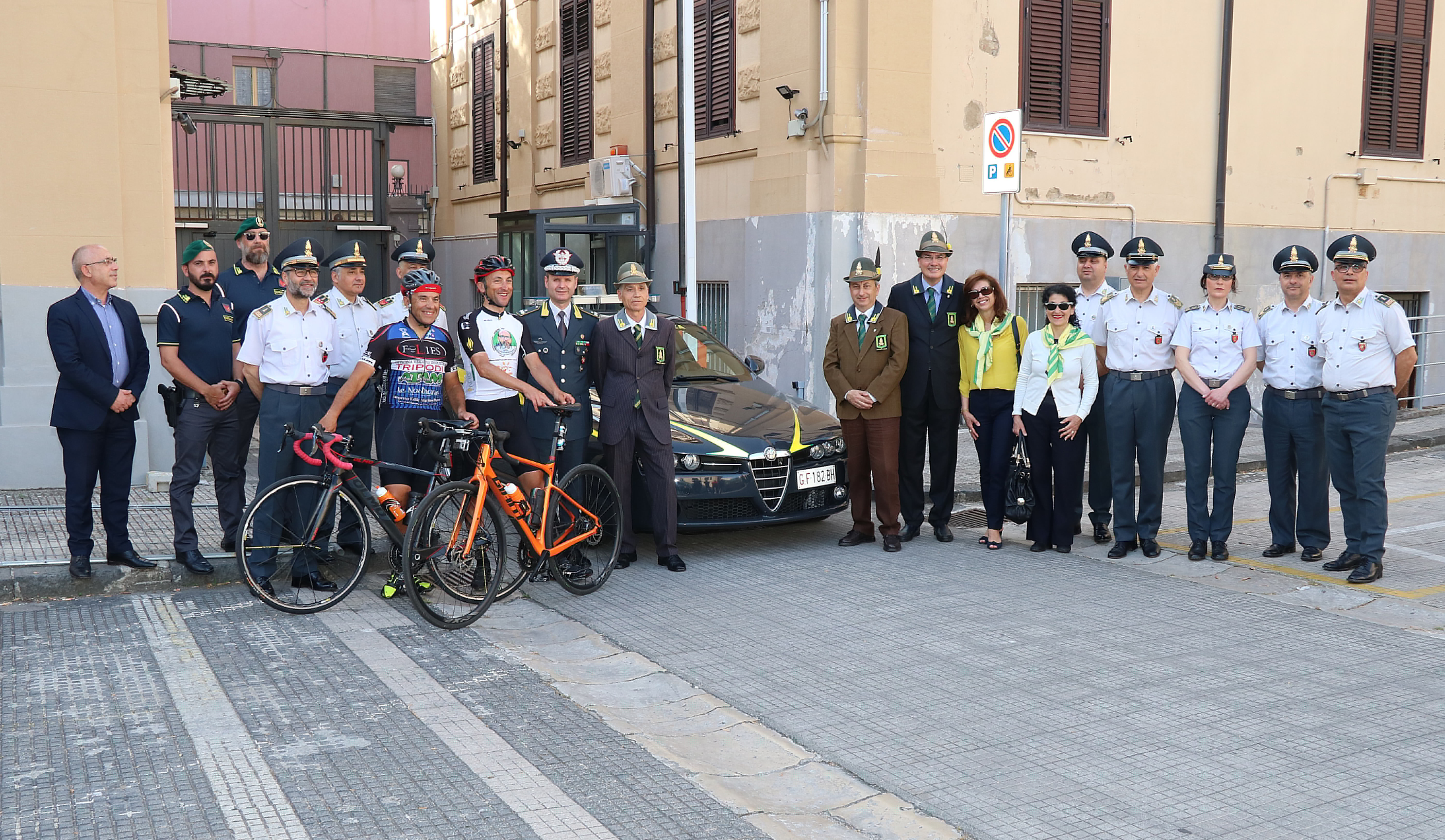 Finanziere riminese attraversa l'Italia in bici per ricordare l'ex collega barcellonese