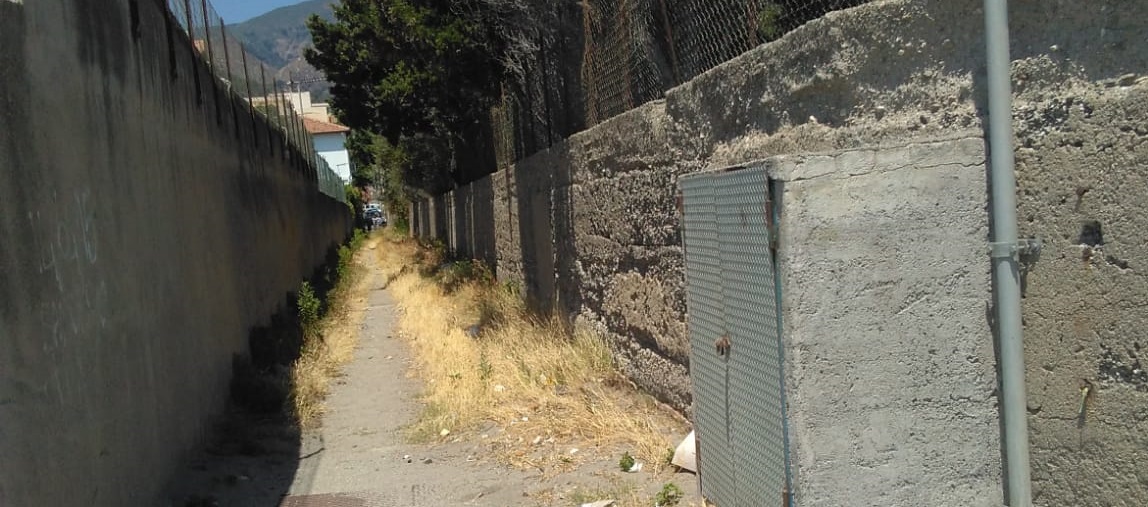 Mili Marina, via di accesso al mare abbandonata a sé. Pergolizzi: "Urge scerbatura"