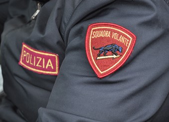 Voleva i soldi, minacce e botte alla mamma