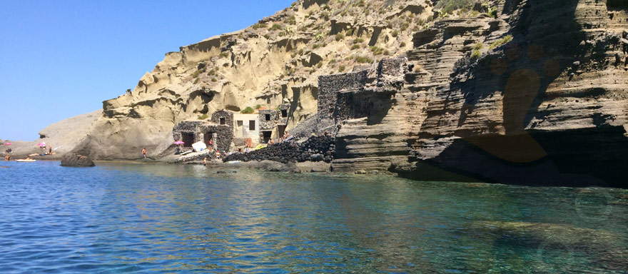 A Salina tutto è pronto per una tavola rotonda sull'emigrazione. Ospite d'onore Nello Musumeci