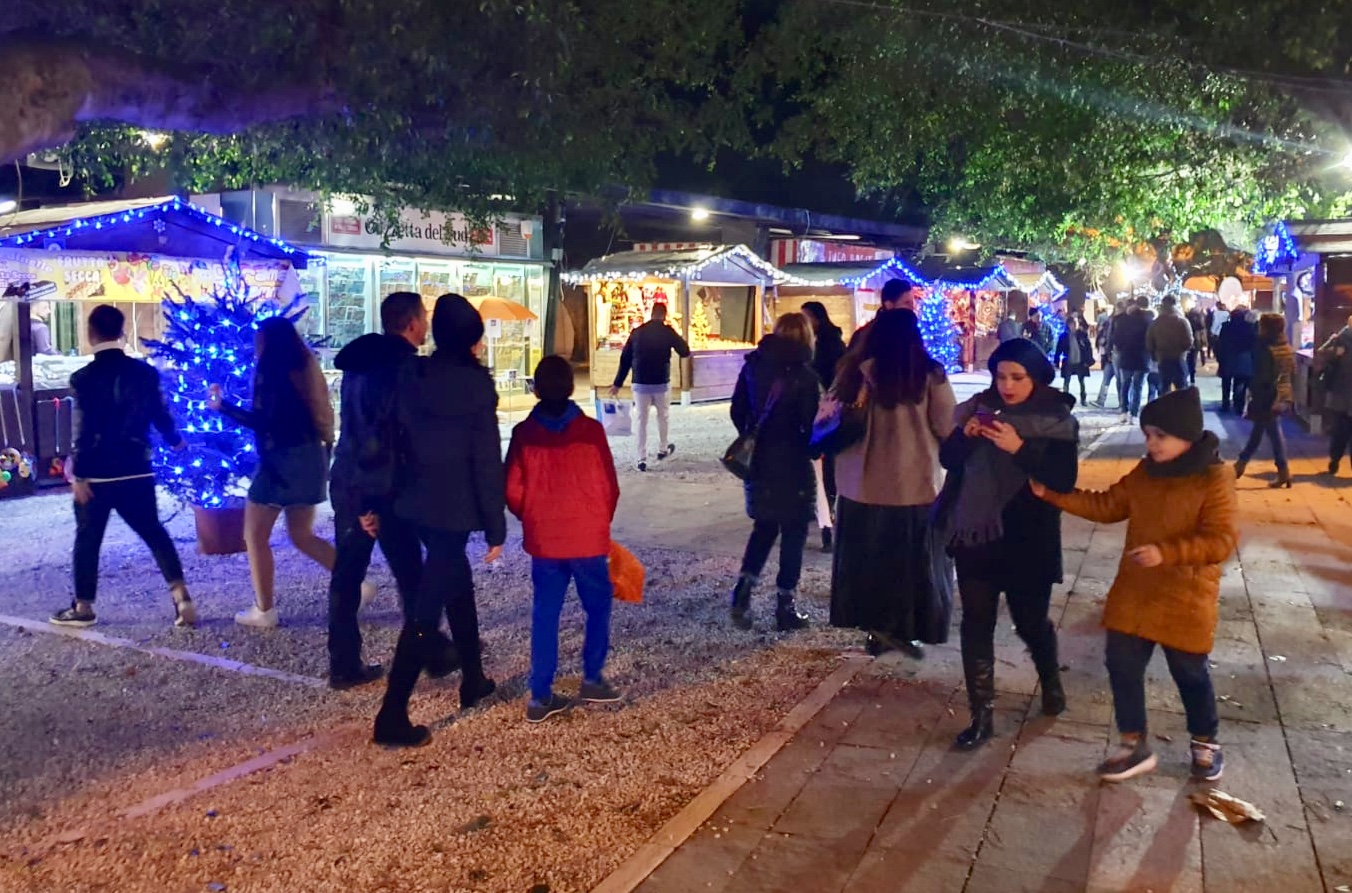 Piazza Cairoli, atmosfera natalizia con i mercatini e prove generali della pista di pattinaggio