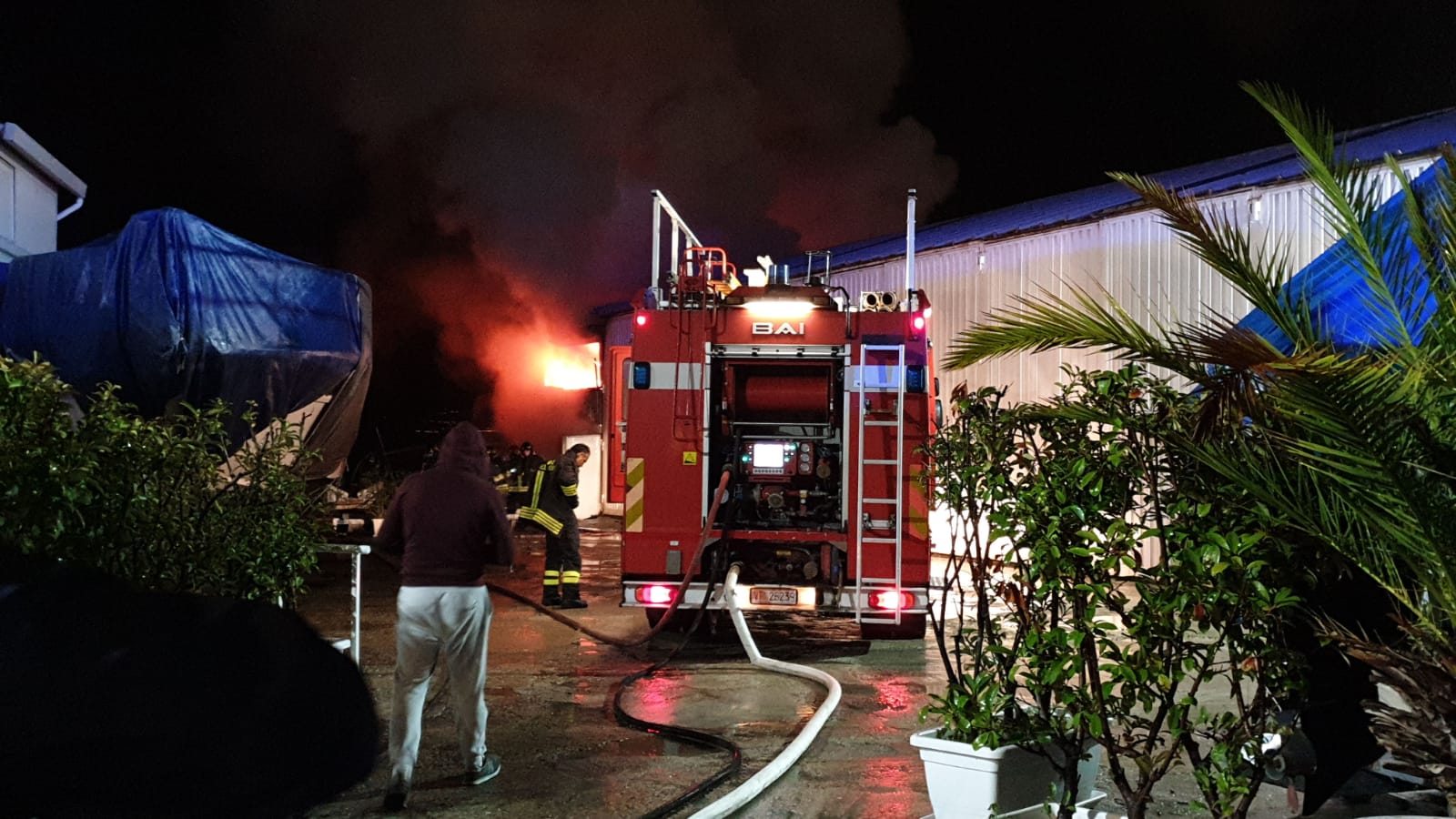 Incendio alla Motonautica, danni ingenti