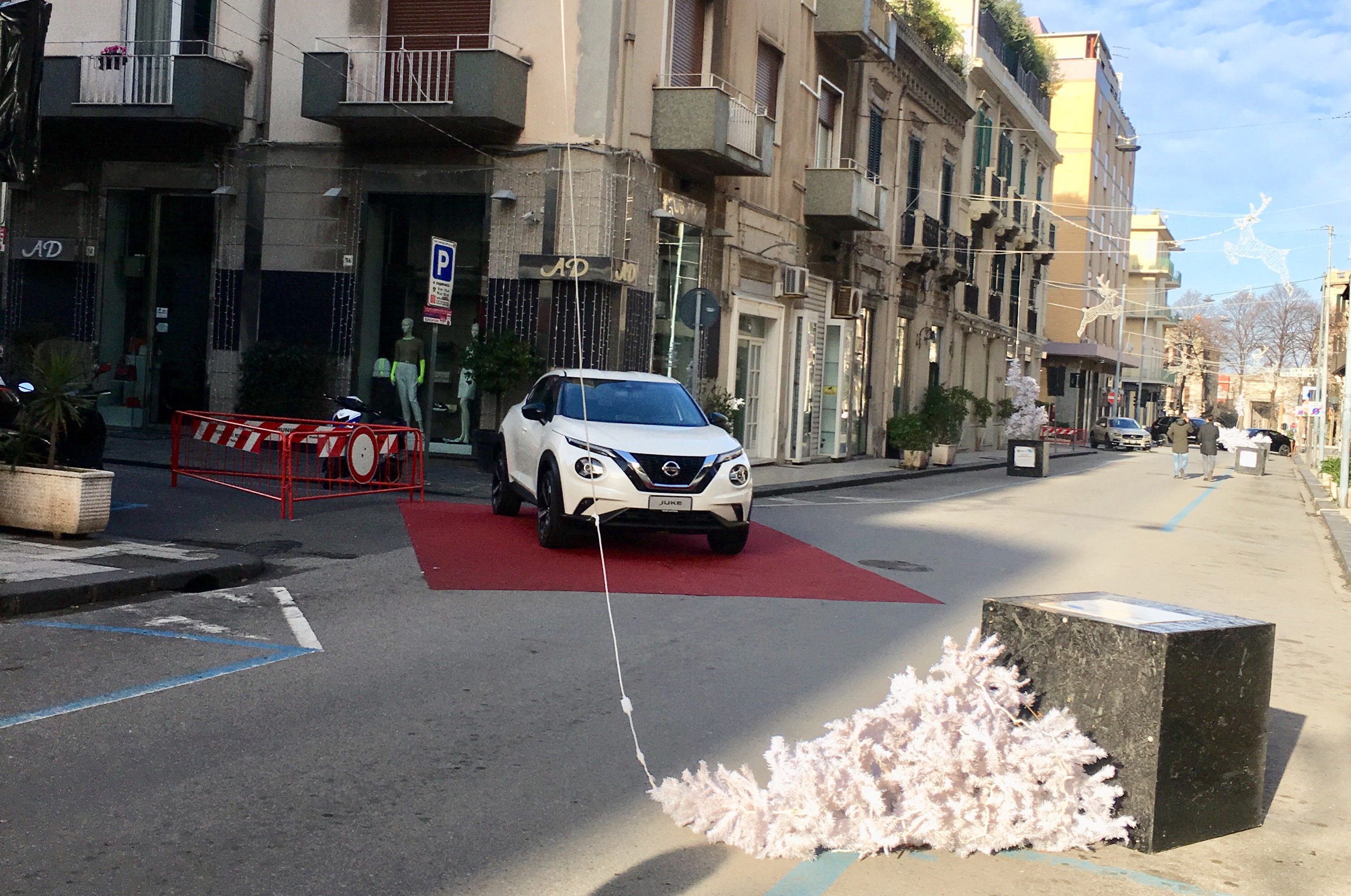 Via dei Mille, addobbi devastati dal vento e pericolo per fili elettrici volanti