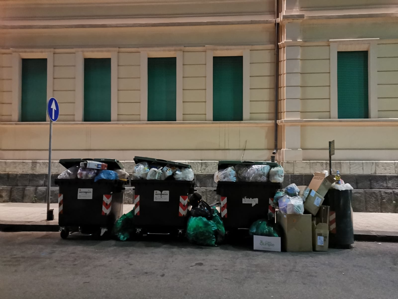 IL CASO – Cassonetti stracolmi: multato esercente, doveva riportarsi indietro la spazzatura