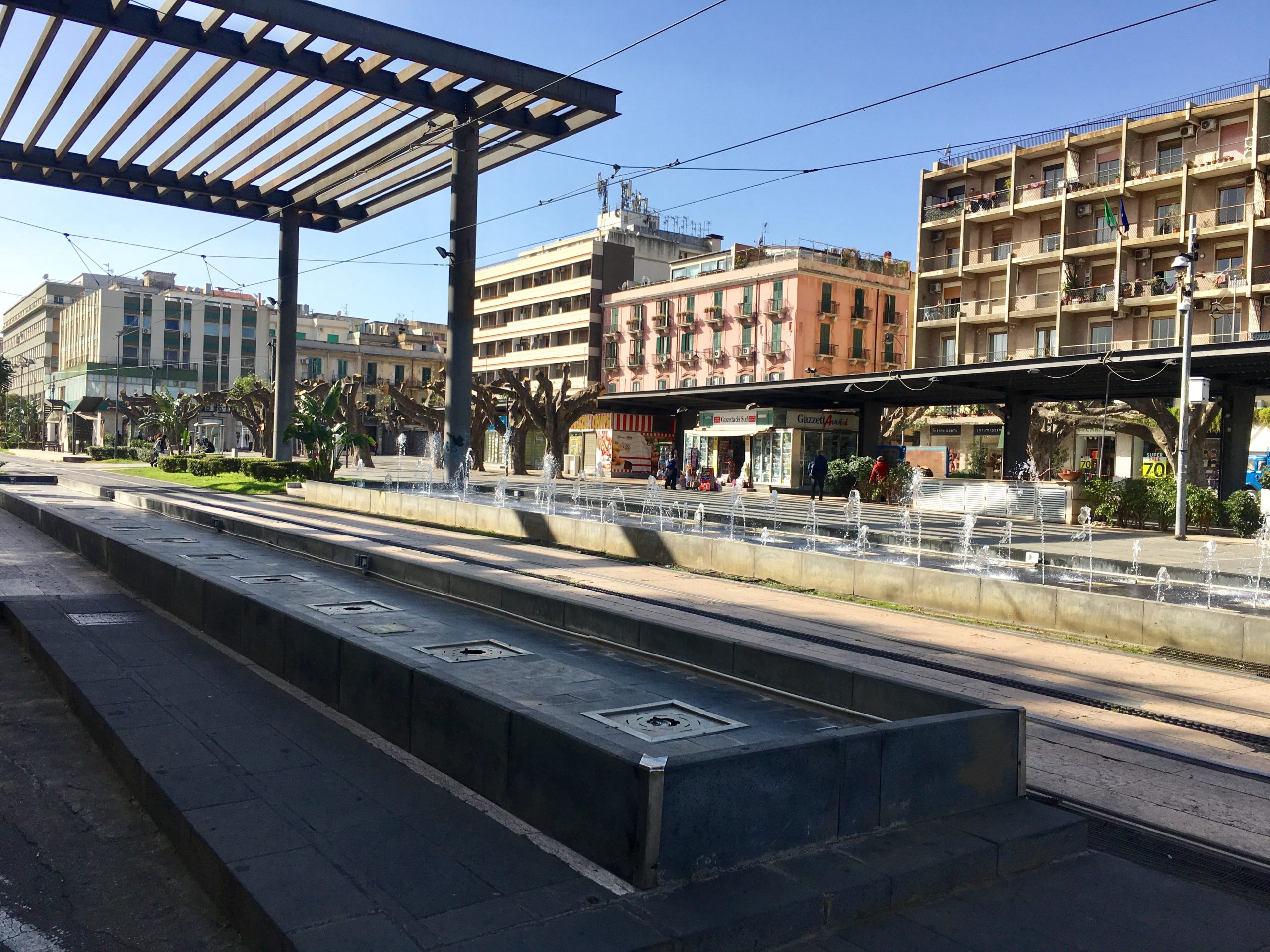 Piazza Cairoli, rissa fra giovani sedata dalla Polizia