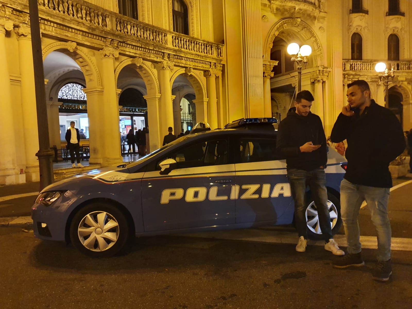 Accerchiato e aggredito dal branco