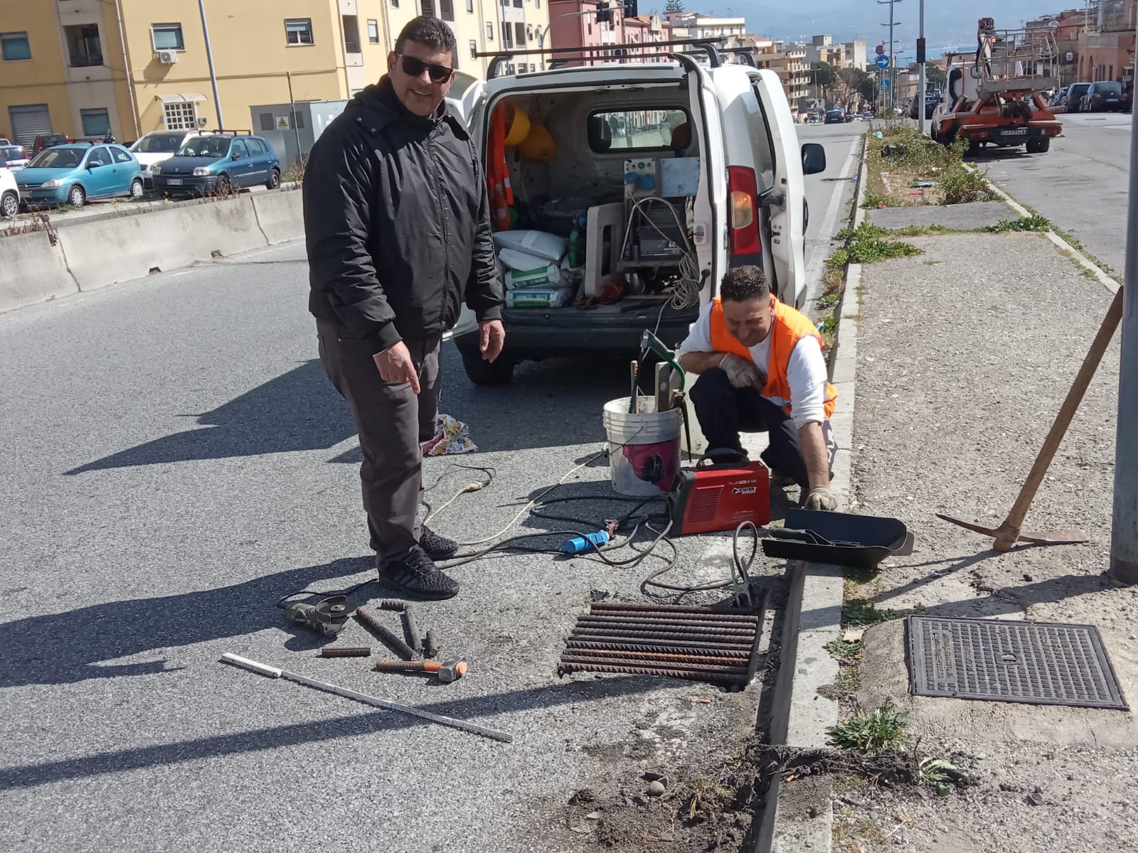 Viale Giostra, anziana inciampa in un tombino e il Comune corre ai ripari grazie alla segnalazione di Bucalo