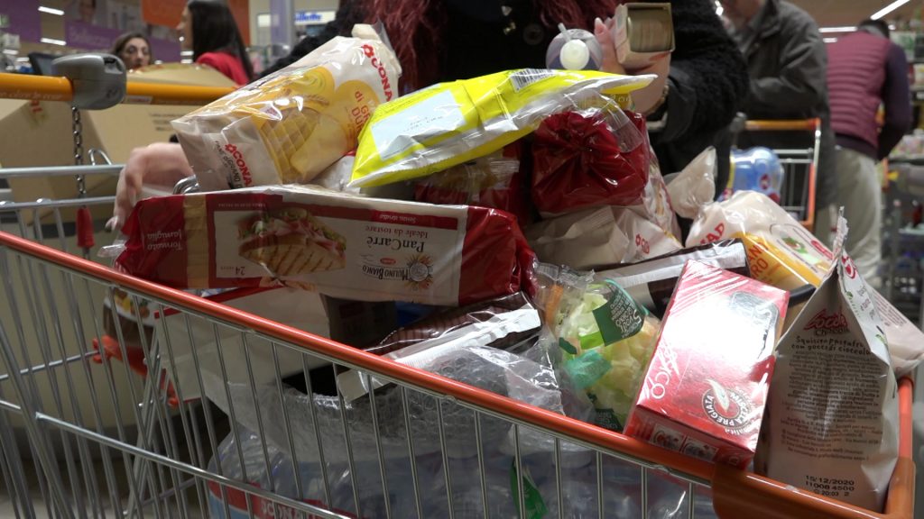 "Carrello solidale", anche i supermarket aiutano le famiglie in difficoltà