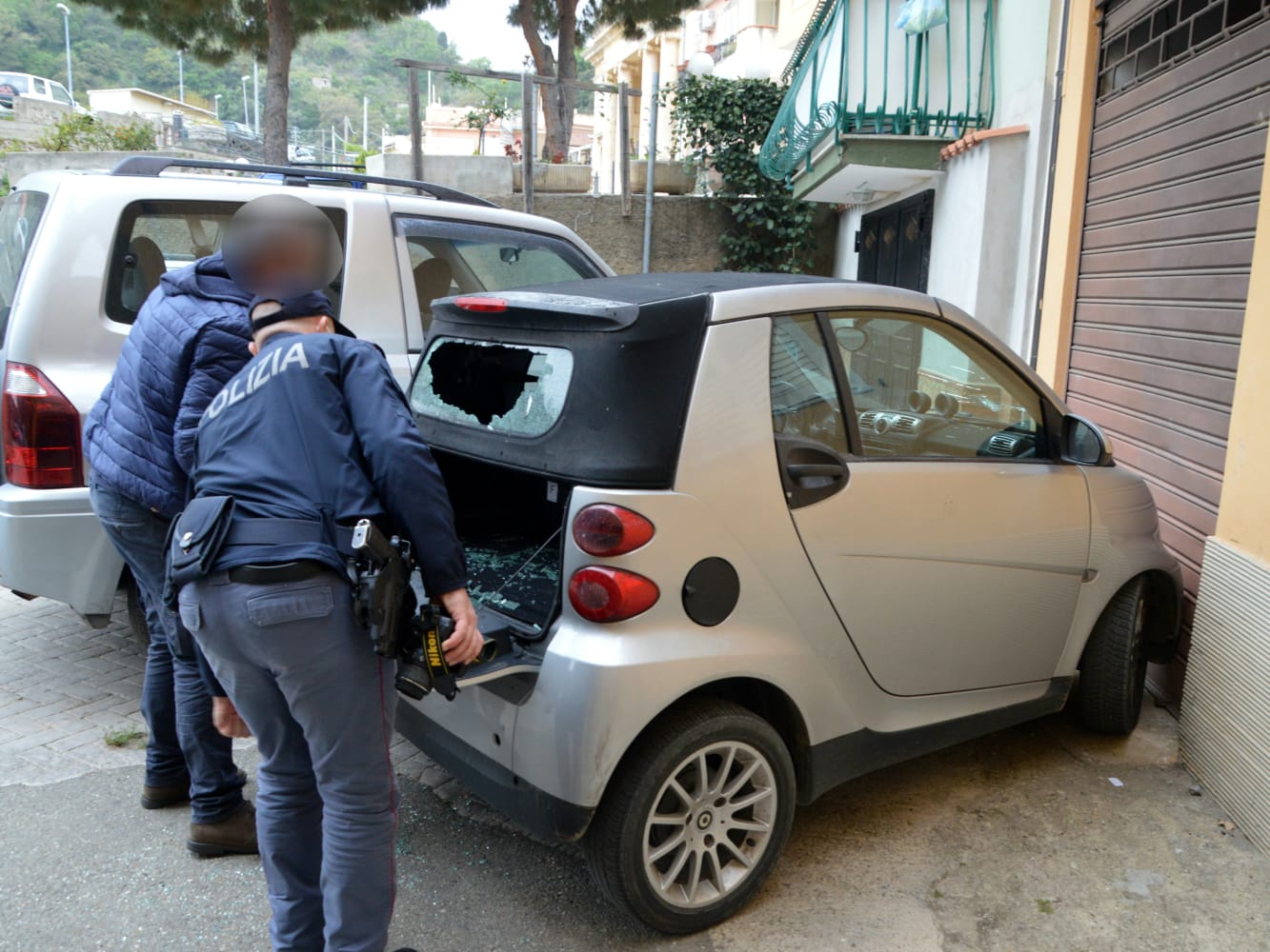 Colpi di pistola contro una Smart: avvertimento a una donna?
