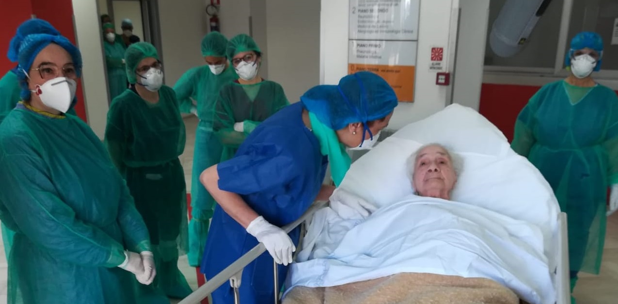 Policlinico, dimessa paziente centenaria: è festa