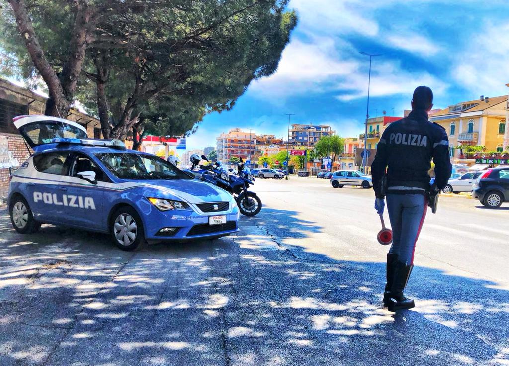 Accoltella un uomo e lo sequestra con la compagna: arrestato