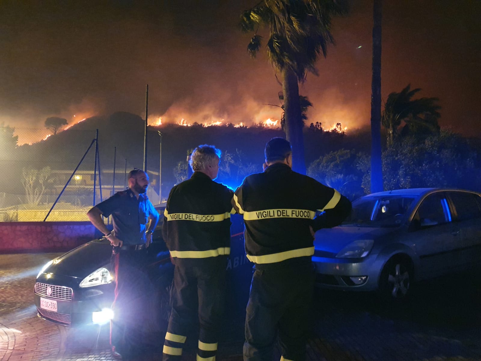 Notte di fuoco a Patti: fiamme vicino abitazioni