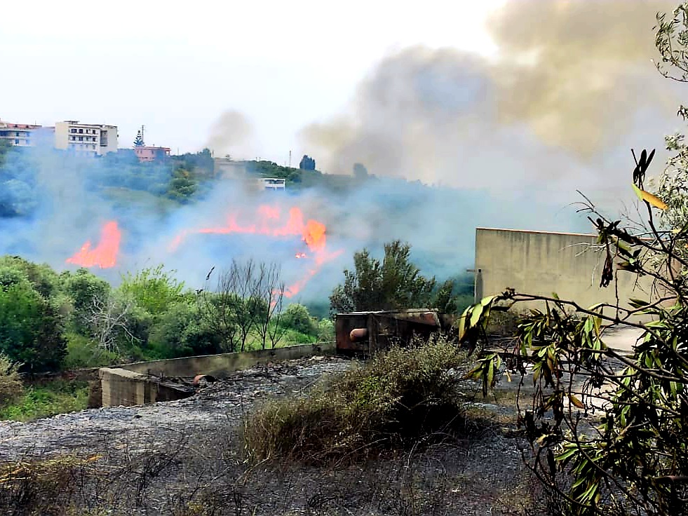 Incendio, intero paese del messinese assediato dalle fiamme