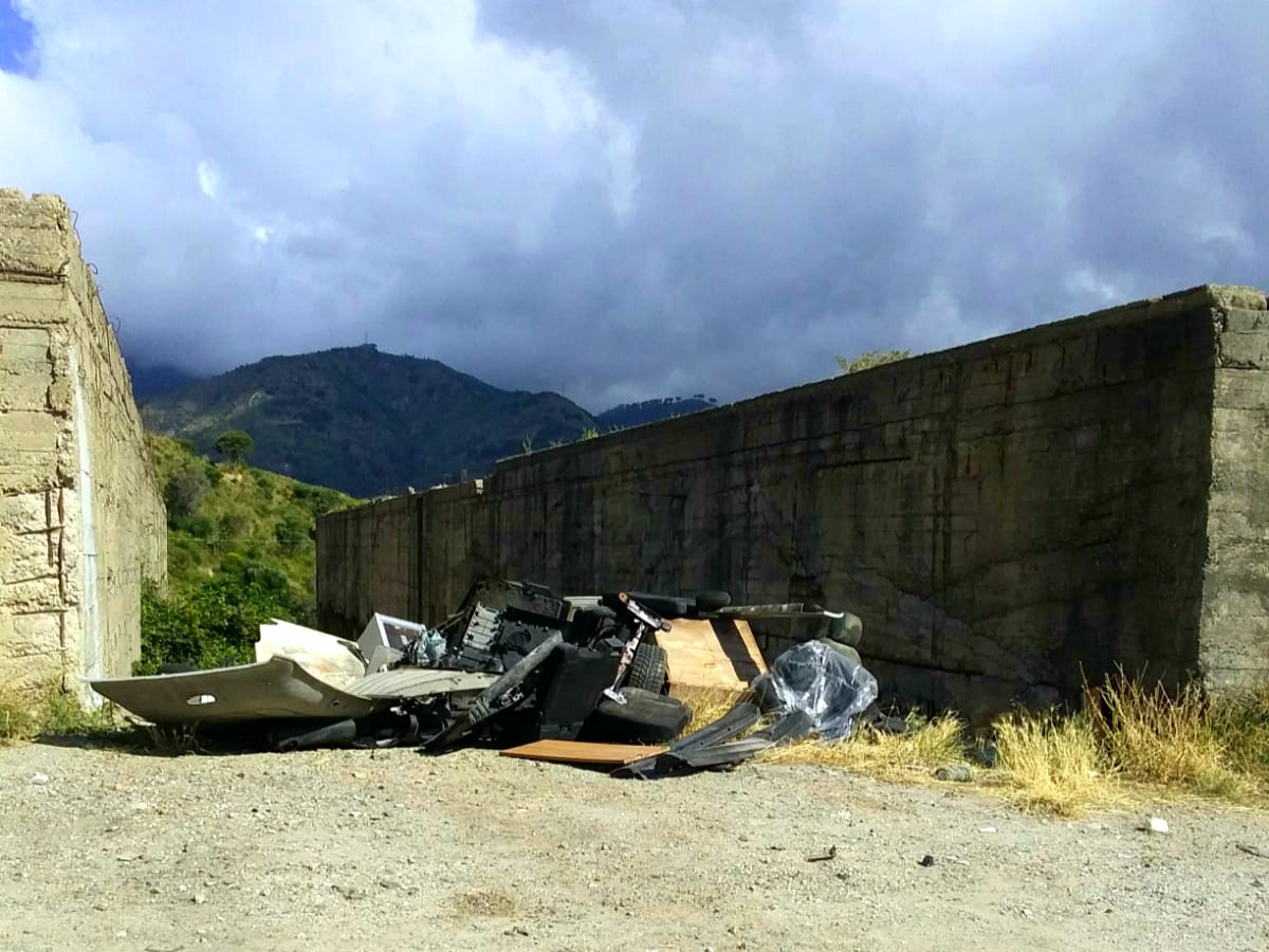 Messina, trovata un'auto smontata