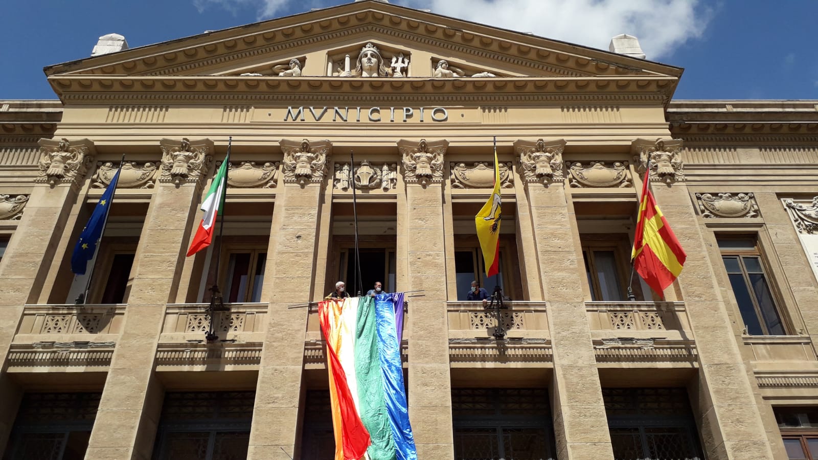 A Palazzo Zanca sventolano i colori dell’arcobaleno