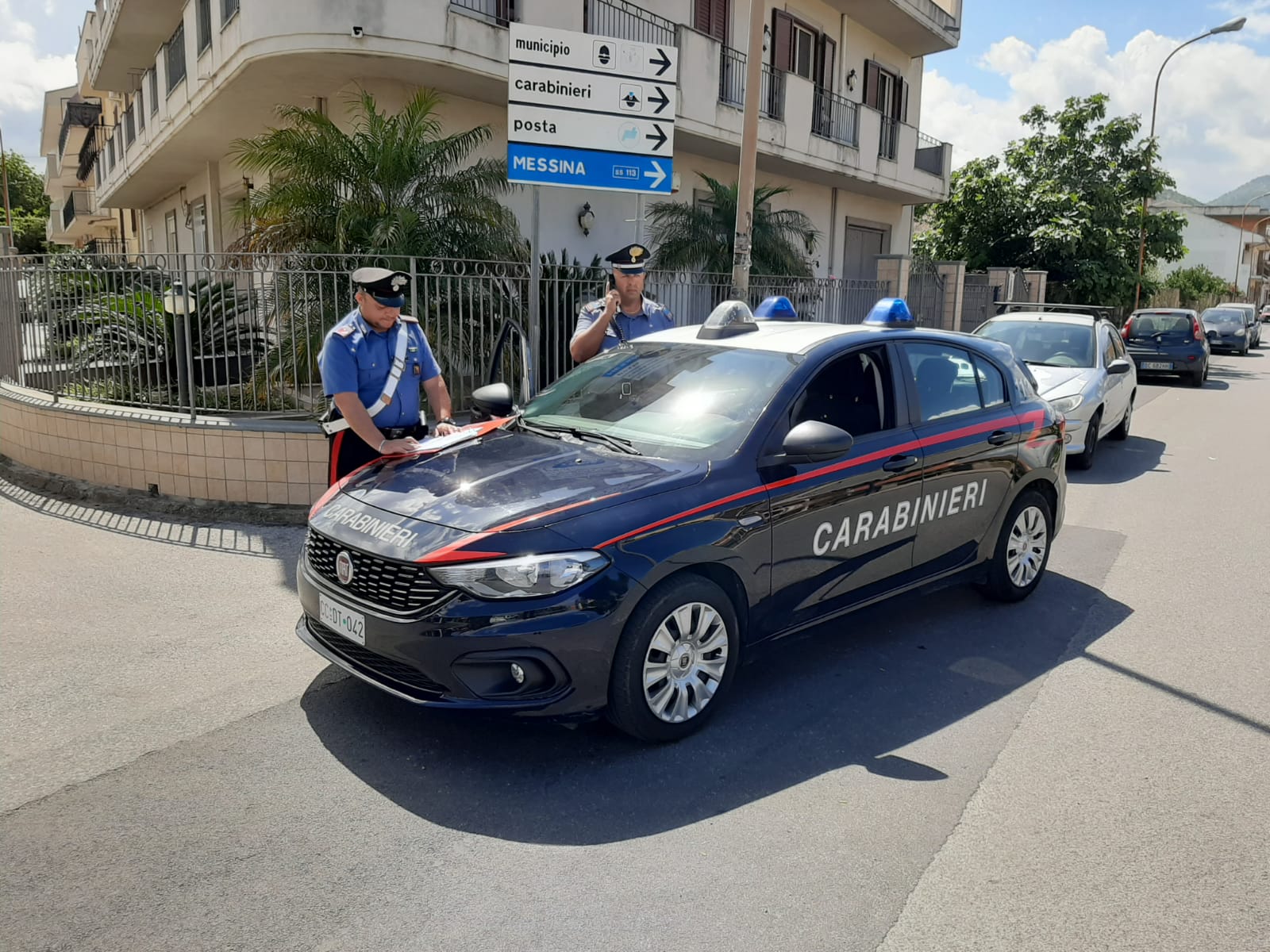 Lo deruba dopo averlo aggredito: minorenne finisce in carcere