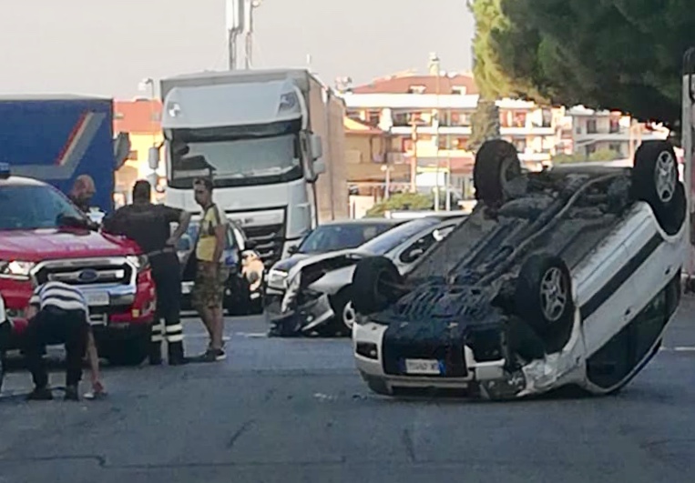 Scontro sulla Statale, auto si ribalta: due feriti