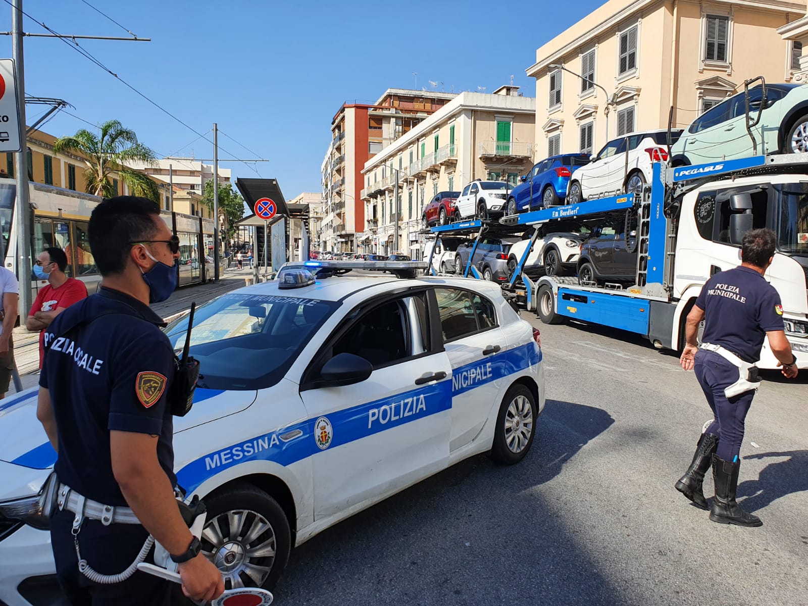 Provinciale, bisarca sbaglia strada ed è caos