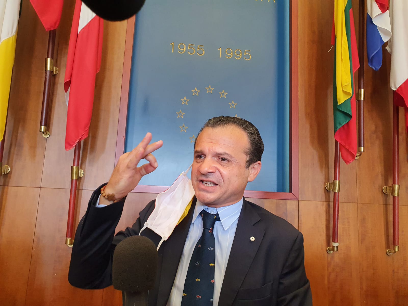 De Luca: “I medici mi proibiscono di lasciare l’ospedale, ma sono con voi”
