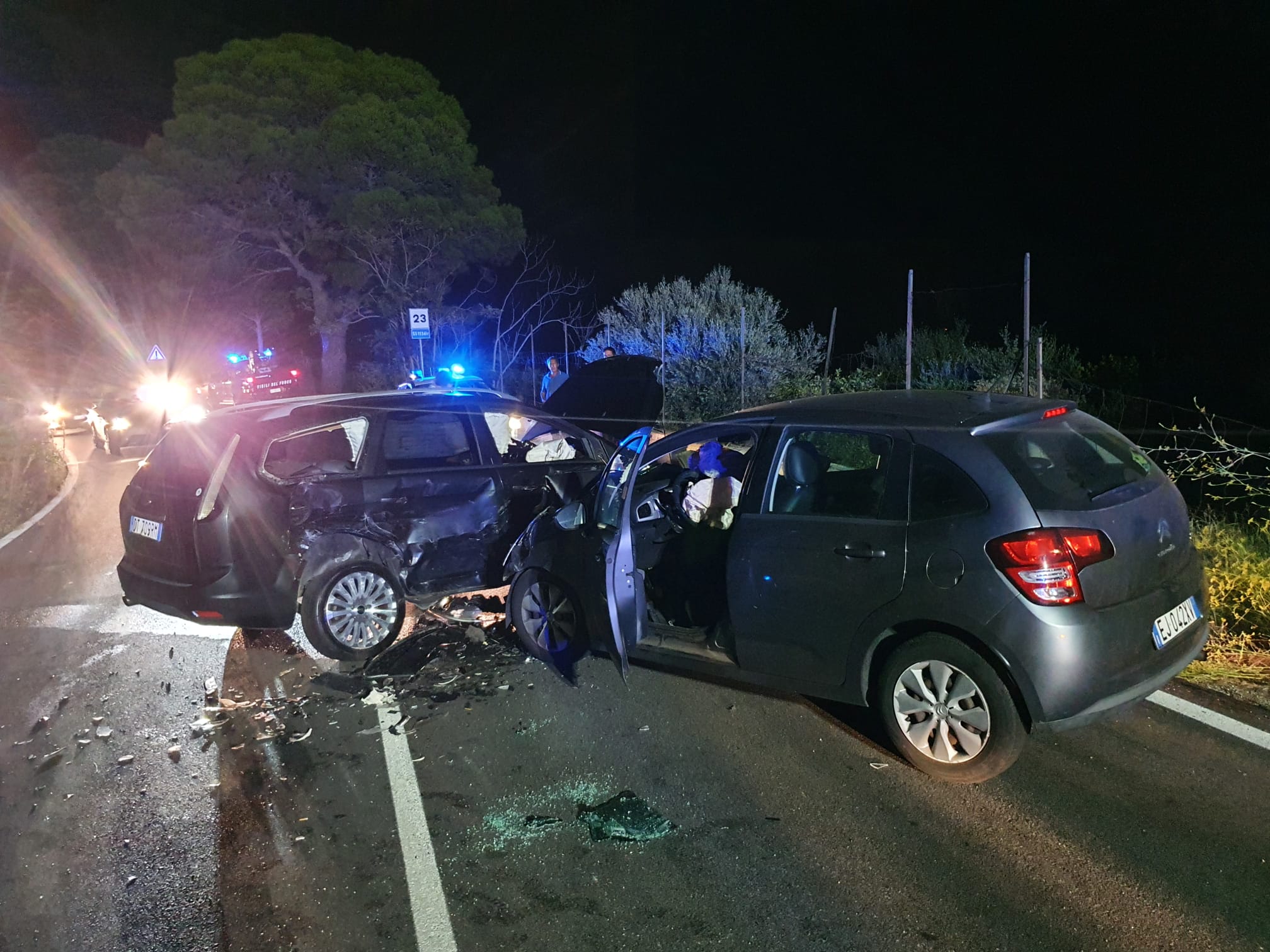 Scontro fra due auto sulla Statale, 3 feriti