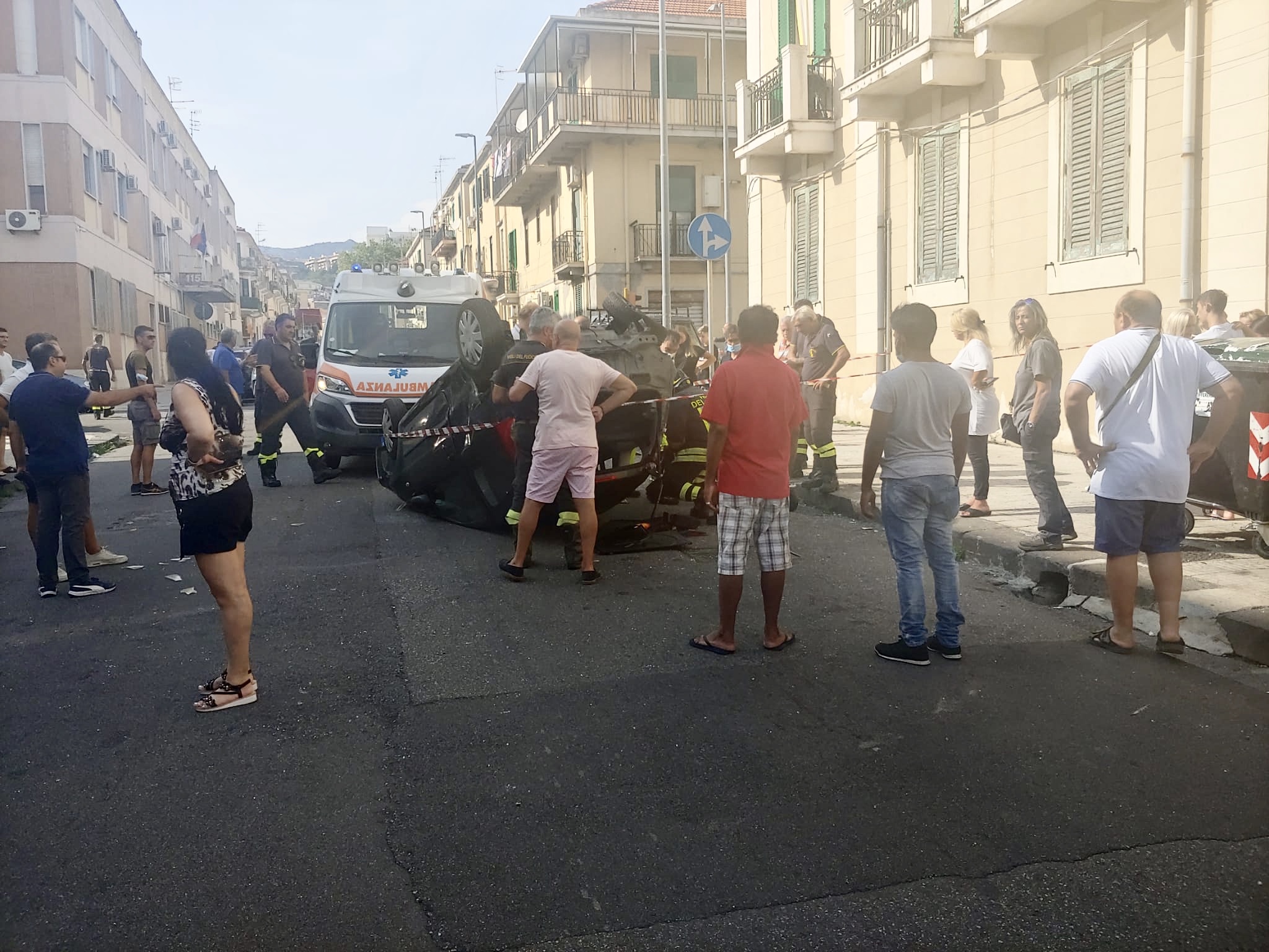 Auto si ribalta in via Salandra, ferita una ragazza