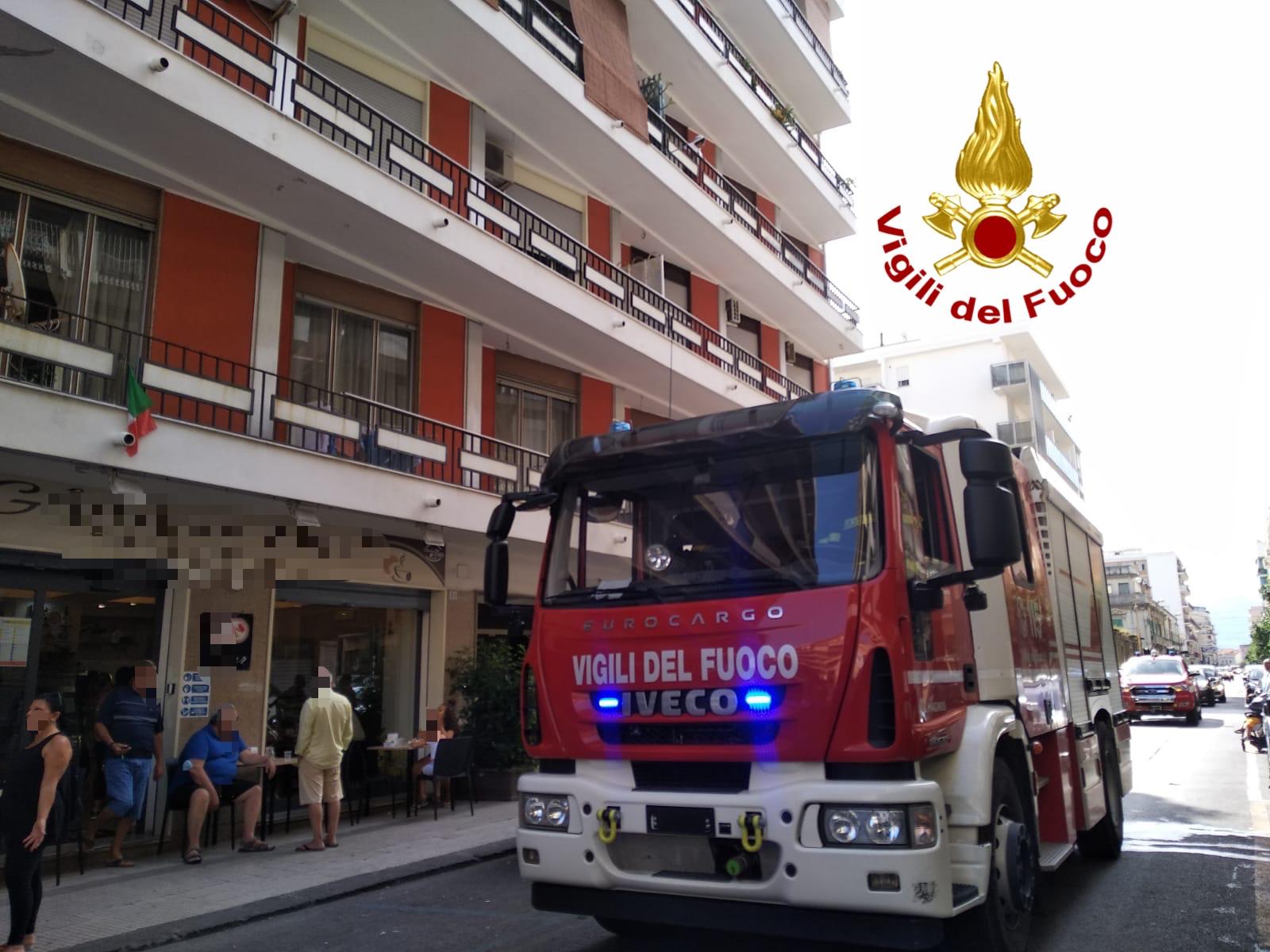 Panico per un incendio in appartamento