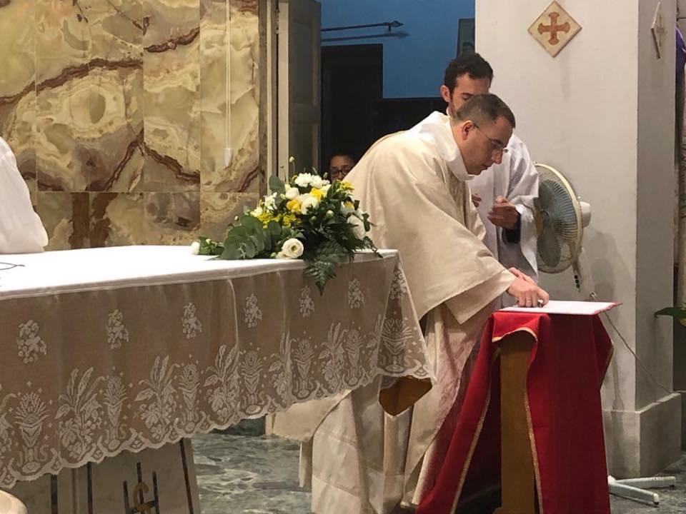 Sacerdote nega Comunione a divorziata: scoppia il caso alla parrocchia di Rodia