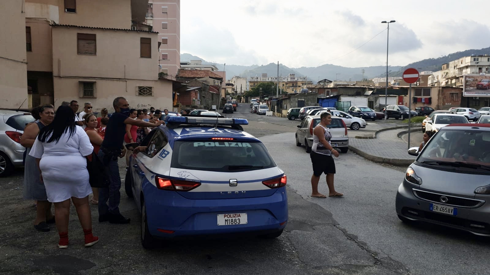 Viale Giostra, cittadini in rivolta: sporcizia e topi, in strada bidoni della differenziata