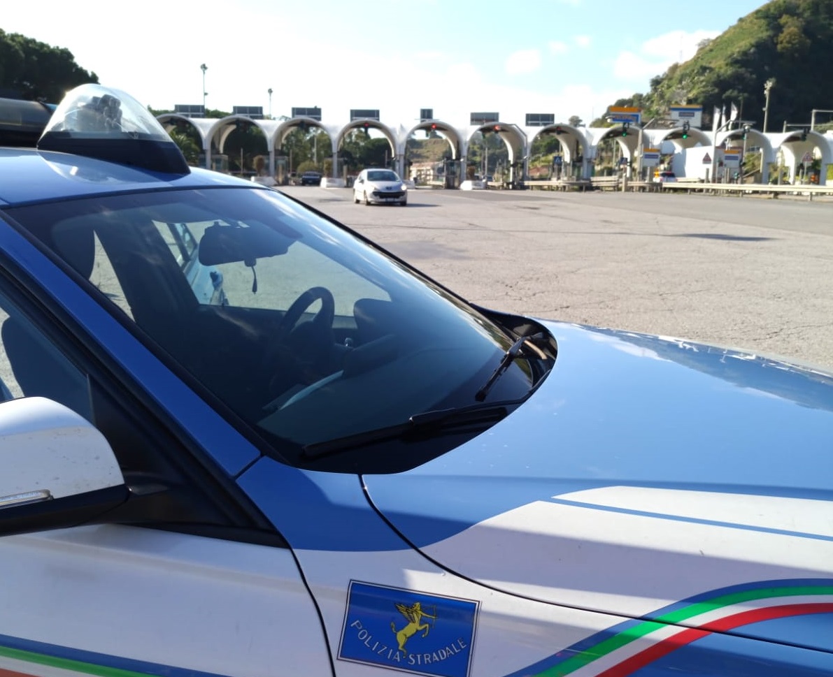 Speronano auto Polizia e scappano, scatta l’inseguimento