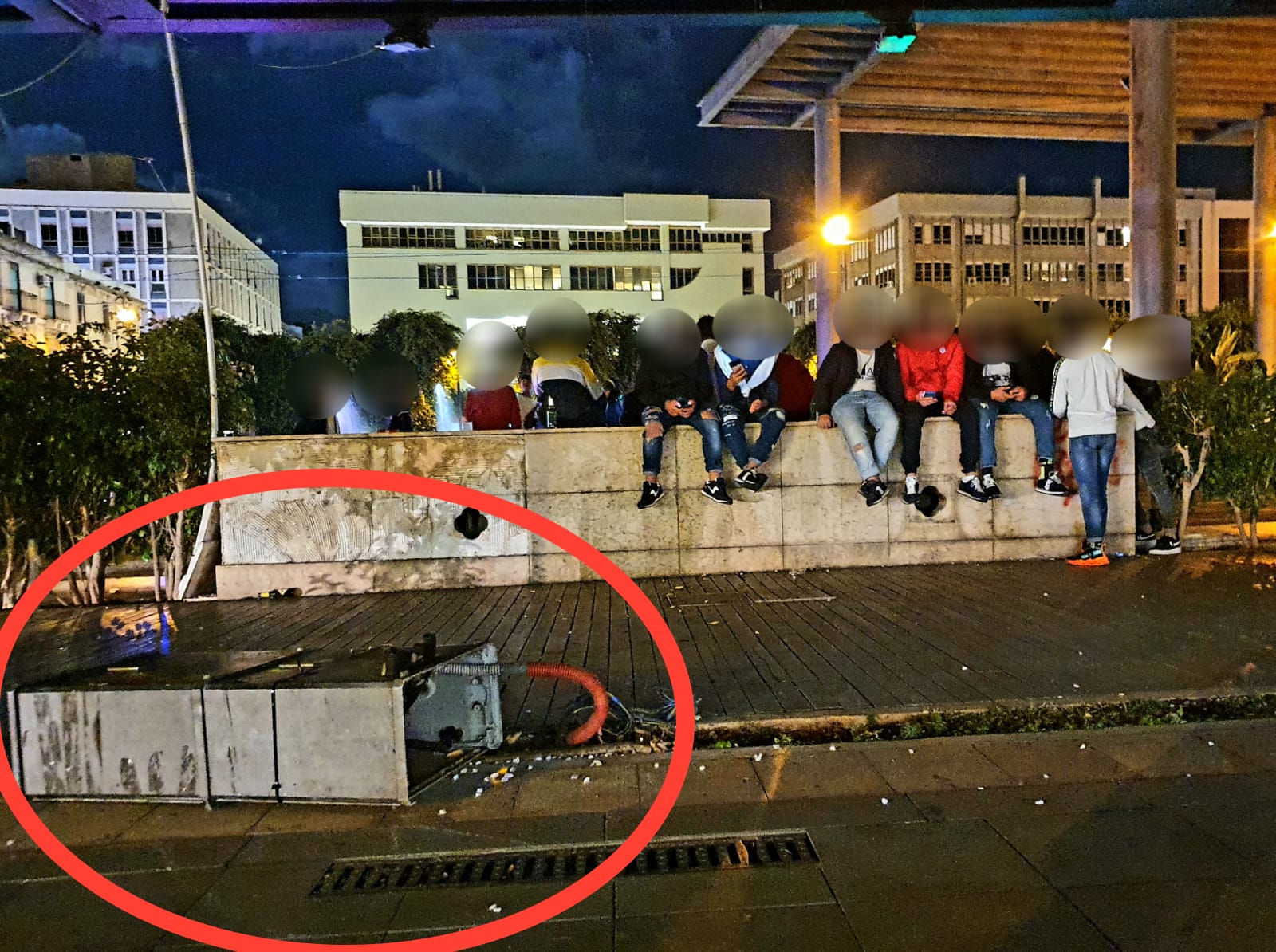 Piazza Cairoli al buio e l'amministrazione fa finta di nulla
