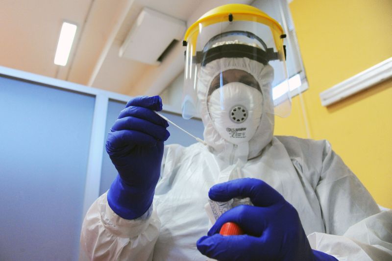 Coronavirus, 8.885 nuovi casi e 445 morti nelle ultime 24 ore