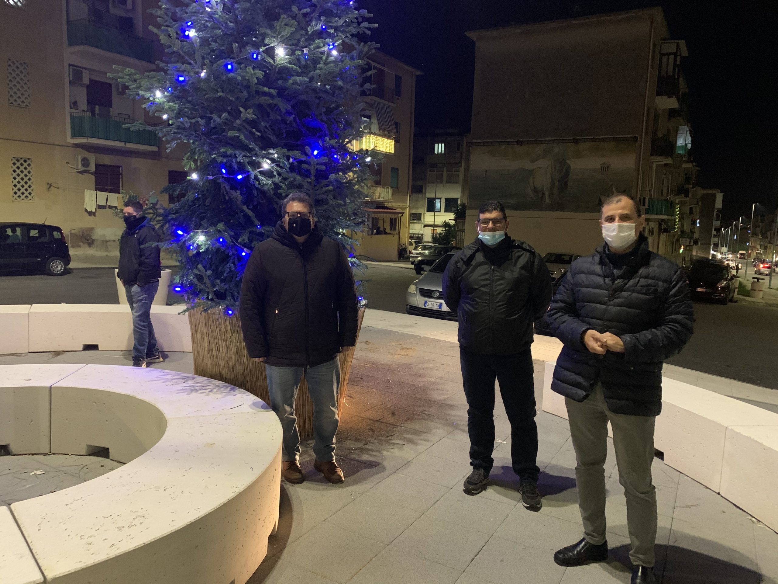 San Matteo nel segno della tradizione: illuminato l'albero di Natale