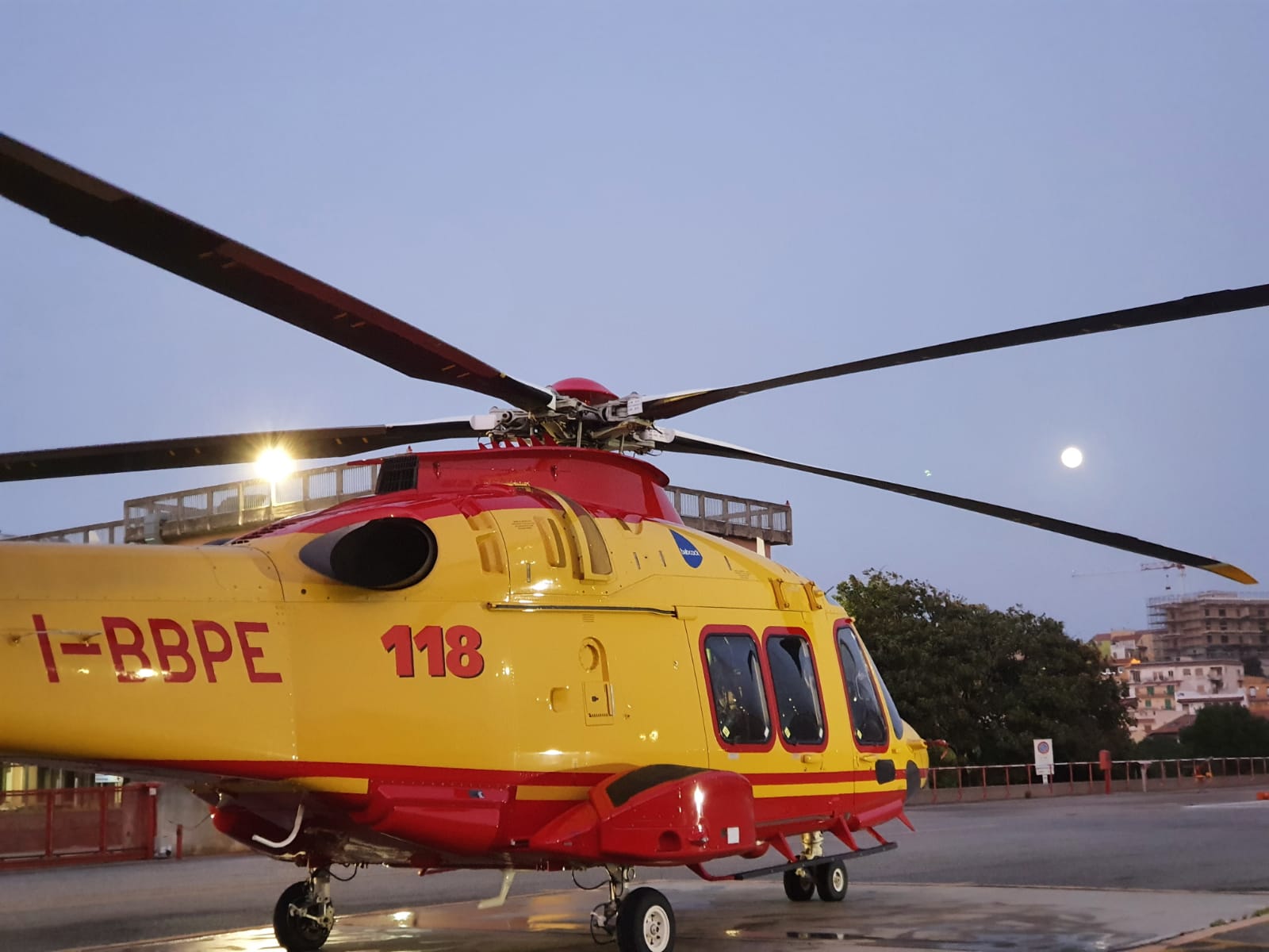 Vola dalla moto, morto 48nne