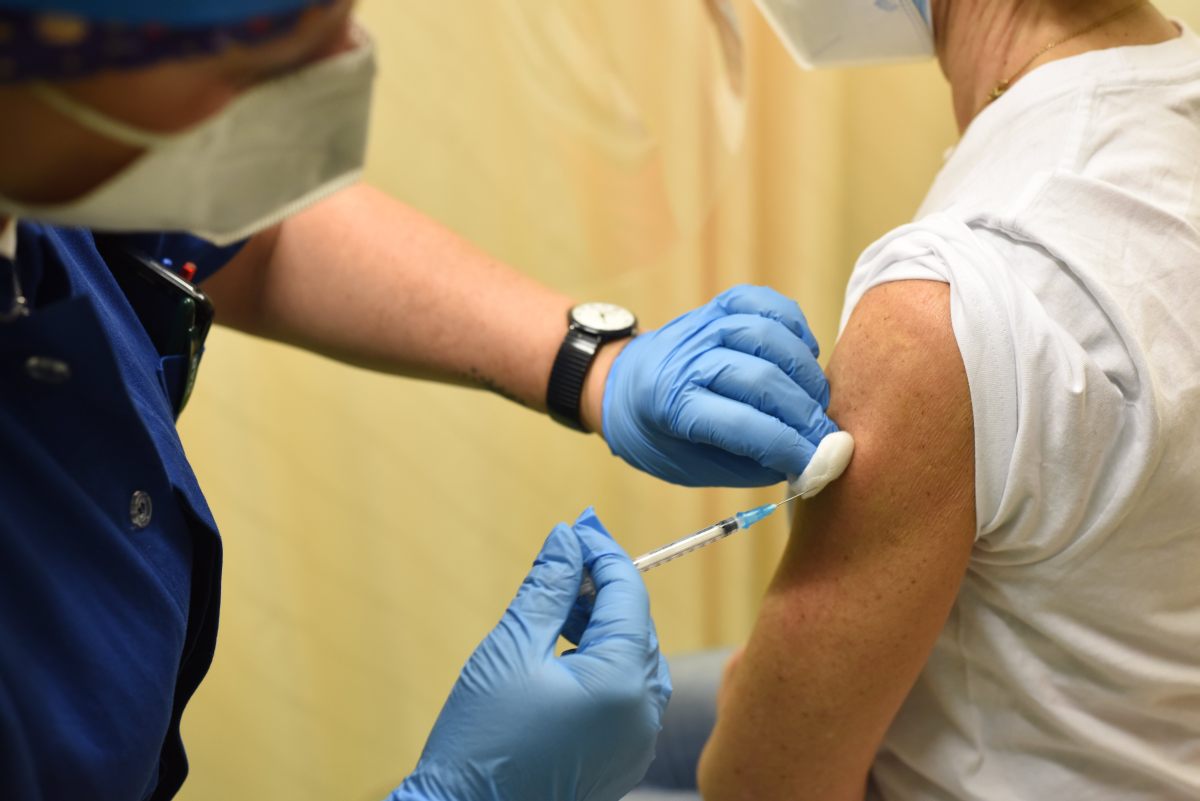 Furbetti del vaccino, indagini di due Procure