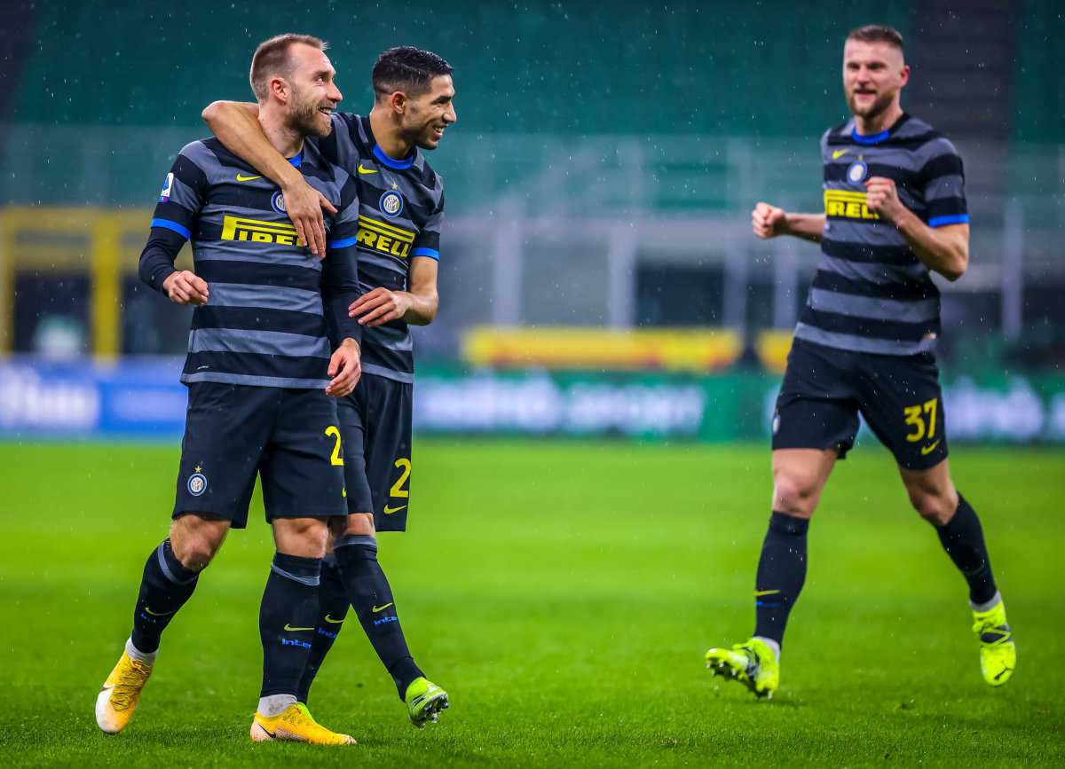 L’Inter travolge il Benevento e tiene il passo del Milan