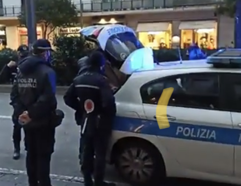 A passeggio con moglie e figli sul viale, fermato e multato da 6 vigili urbani